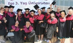 Ege'nin çınarları mezun oldu: 3. Yaş Üniversitesi'nde gurur günü