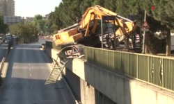 Hareket halindeki TIR’da tehlikeli anlar! Üzerindeki kepçe devrildi, yol trafiğe kapatıldı