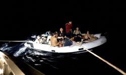 Urla açıklarında hareketli gece! Lastik botta 18 kişi yakalandı