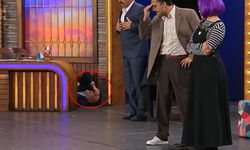 Güldür Güldür Show’da beklenmeyen an kameraya böyle yansıdı: Ali Sunal neden masadan düştü?