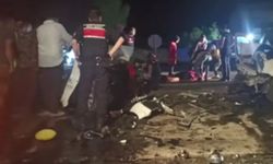 İki araç kafa kafaya çarpıştı: 1 ölü, 7 yaralı