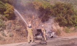 İzmir'de seyir halindeki otomobil alev alev yandı, kullanılmaz hale geldi