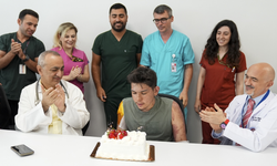 Alevlerin arasından kurtuldu, yaşama tutundu! 18. yaş gününü hastanede kutladı