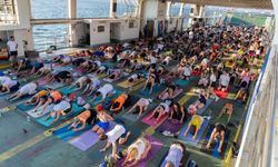 İzmir Körfezi’nde unutulmaz anlar: 400 kişi denizin ortasında yoga yaptı