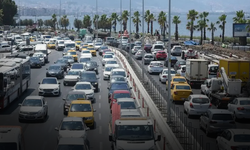 İzmir’de karne heyecanı trafik yoğunluğuna dönüştü! Ana arterlerde yoğunluk yaşanıyor