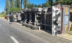 İzmir’de tır ile otomobil çarpıştı: Araç yan yattı