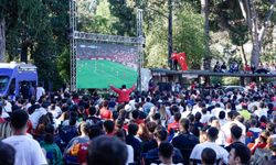İzmir'in 4 ilçesinde dev ekranlar kuruldu: Yüzlerce kişi tek yürek oldu