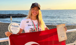İzmirli yüzücü hem şampiyon oldu hem tarihe geçti! Eda Savcıgil kimdir?