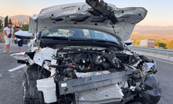 Tıra arkadan çarpan otomobilde acı bilanço