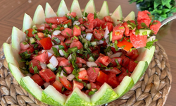 Bu salata bu yazın favorisi olacak! Bildiğiniz tüm salataları unutun, hem ferahlatıyor hem doyuruyor
