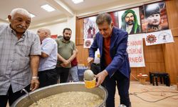 Karşıyaka'da aşure etkinliği: Başkan Tugay aşure kazanının başına geçti