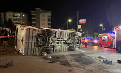 İzmir'de korkunç kaza: Servis ile otomobil çarpıştı, yaralılar var!
