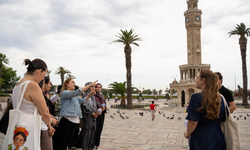 Üniversiteliler edebiyatın izinde İzmir sokaklarını keşfetti