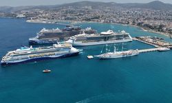 Kuşadası'na aynı gün 4 kruvaziyer yanaştı: İlçeye yaklaşık 8 bin turist geldi