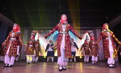 Manisa'da halk dansları gecesinde 98 kursiyer aynı sahneyi paylaştı