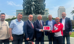 MHP'li Şahin'nden 'deprem şehitlerine' için anlamlı destek: Hatay valisine Türk bayrağı gönderdi!