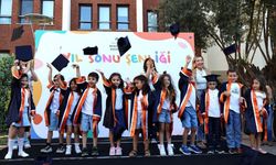 İzmir’de miniklerin ilk mezuniyeti! Anaokulu öğrencileri kep fırlattı