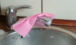 Kötü koku ve küçük sineklere son! Mutfak bezini sakın böyle bırakmayın: Tezgahta unutulan bez mikrop saçıyor