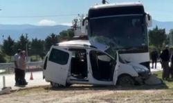 Otobüs ile çarpışan araç hurdaya döndü: 25 yaşındaki sürücü hayatını kaybetti