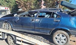 Otomobil refüje çarpıp karşı şeride devrildi: Sürücü hayatını kaybetti
