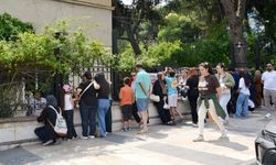İzmir’de 47 bini aşkın öğrenci LGS için salonlara girdi! Zabıta ekipleri geç kalan öğrencileri sınava yetiştirdi