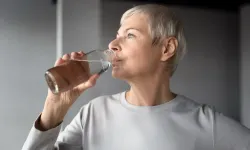 Susamayı beklemeyin! Yaşlılar yazın nasıl beslenmeli? Uzmanı yanıtladı