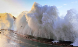 Pasifik Alarmda! Dev depremin tetiklediği tsunami Japonya'ya vurdu