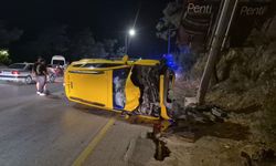 Taksi önce motosiklete sonra direğe çarptı: Feci kazada 1 kişi hayatını kaybetti