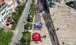 Urla’da binlerce kişi Atatürk için sokaklara çıktı