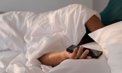Yaz aylarında telefon kullanırken bu hataları yapanlar dikkat! Uzmanı uyardı: Onarılamaz hasar oluşabilir