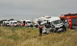 Yolcu minibüsü tıra çarptı: Çok sayıda yaralı var