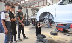 15 yaşındaki "Nehir Usta" hem tamir yapıyor hem çırak yetiştiriyor