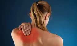 50 yaş üstündekiler dikkat! Omuz ve kalça ağrısı bu hastalığın belirtisi olabilir