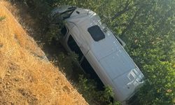 Tur minibüsü şarampole devrildi! 14 kişi yaralandı