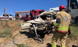 Manisa'da feci kaza! Kamyonet ile otomobil çarpıştı