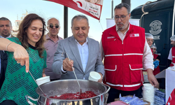 Karşıyaka'da aşure bereketi! Bin kişilik ikram yoğun ilgi gördü