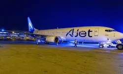 AJet uçağında kriz! Yolcu öyle bir şey yaptı ki pilot kalkıştan vazgeçip geri döndü