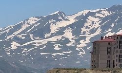 Aynı anda iki mevsim! Zirvede kar, eteklerde bahar