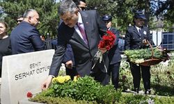 15 Temmuz Şehitliği'nde duygusal anlar yaşandı! Bakan Çiftçi, şehit kabirlerine karanfil bıraktı