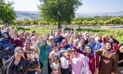 Başkan Tugay yeni müjdeyi duyurdu! Mahalle bostanları büyüyor