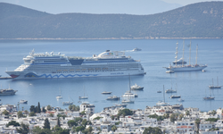 Bodrum’da turizm trafiği sürüyor! Üç kruvaziyerle binlerce turist geldi