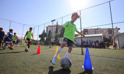 Buca'da ücretsiz futbol kursları başladı! Minikler tatili sahada geçiriyor