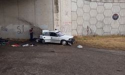 Kontrolden çıkan otomobil beton duvara çarptı! 3 kişi hayatını kaybetti, 2 yaralı