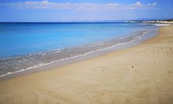 İzmir'de ekonomik tatil arayanlar buraya baksın! Çeşme'de giriş ücreti olmayan halk plajı!Şezlong şart değil havlu yeter