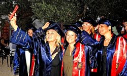 Çeşme'de 31 kişi usta aşçı oldu! Kep atarak mezuniyetlerini kutladılar