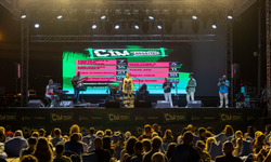 İzmir'de yaz akşamlarının vazgeçilmezi! Çim konserleri coşkusu sürüyor