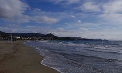 Suyu cam gibi, kumu altın gibi! İzmir'de çocuklu ailelerin yeni gözdesi: Güvenli deniziyle dikkat çekiyor