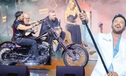 Emre Altuğ'dan 27 yıl sonra bir ilk! Harbiye'de sahneye motosikletle çıktı