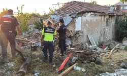 İtfaiye aracı evin duvarına çarptı! 3 yaralı