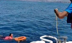 Denizde korku dolu anlar! Kuşadası'nda akıntıya kapılan kadını deniz polisi kurtardı